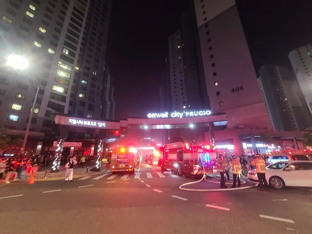 ▲ 지난 11일 밤 충남 천안시 불당동 주상복합아파트 지하 출장 세차 차량에서 발생하자 긴급 출동한 천안소방서 소방관 등이 화재를 진압하고 있다.ⓒ충남소방본부