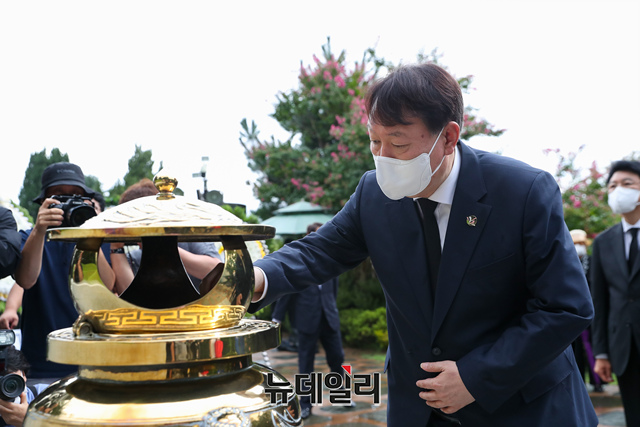 ▲ 윤석열 국민의힘 대선 예비후보가 18일 오전 서울 동작구 국립서울현충원 김대중 전 대통령 묘역을 참배하고 있다. ⓒ이종현 기자(사진=윤석열캠프)