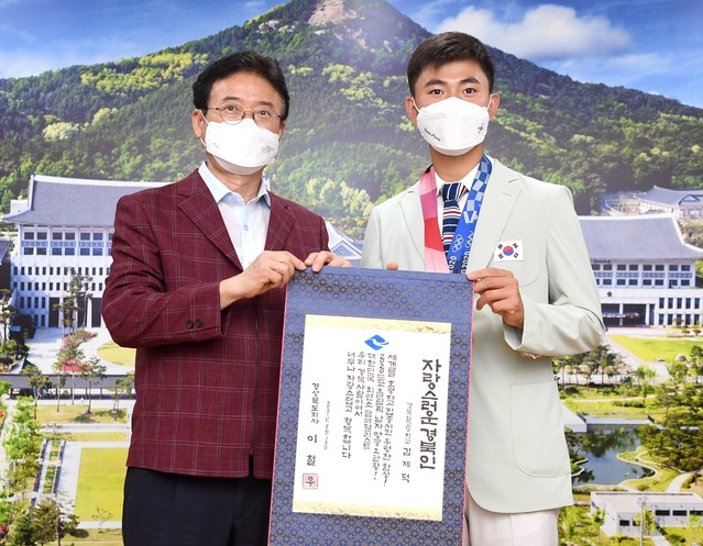 ▲ 이철우 경상북도지사는 18일 오전 접견실에서 2020 도쿄올림픽에 출전해 역대 올림픽 대한민국 남자 최연소 금메달을 획득한 양궁 2관왕 김제덕 선수를 축하하고 환영하는 시간을 가졌다.ⓒ경북도