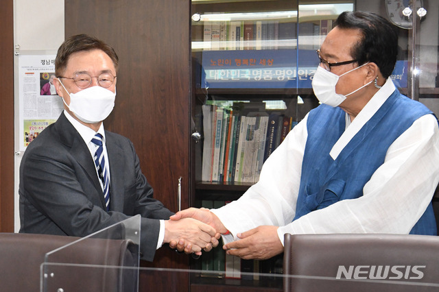 ▲ 국민의힘 최재형 대선 예비후보가 18일 오전 서울 용산구 대한노인회중앙회를 방문해 김호일 회장과 인사하고 있다.ⓒ뉴시스(사진=국회사진기자단)