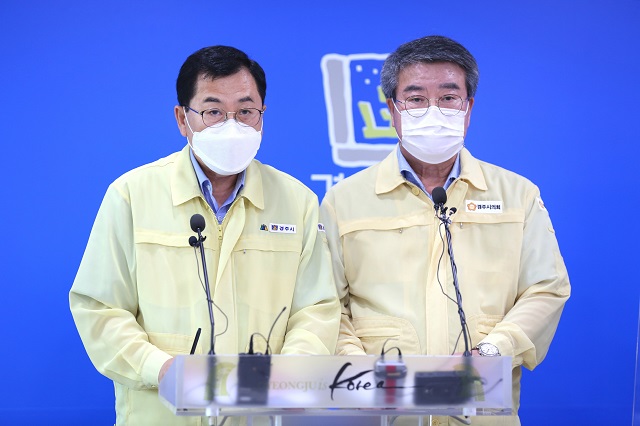 ▲ 주낙영 경주시장과 서호대 시의회 의장이 18일 대시민 브리핑을 갖고 ‘정부 5차 재난지원금’과 ‘경주시민 및 소상공인 코로나 특별지원금’ 지급계획을 밝히고 있다.ⓒ경주시