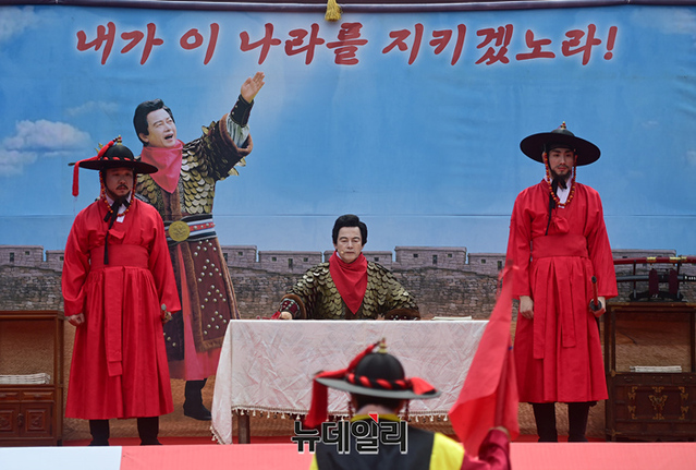 ▲ 허경영 국가혁명당 명예대표가 18일 경기도 고양시 행주산성 대첩문 앞에서 장군 복장을 하고 대선 출마를 선언하고 있다. ⓒ정상윤 기자