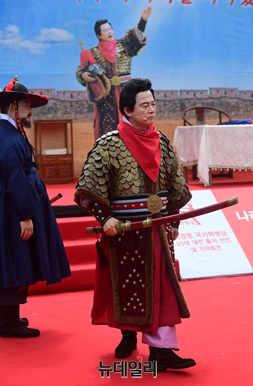 ▲ 금빛 갑옷을 입고 허리춤에 칼을 차고 있는 허경영 국가혁명당 명예대표의 모습. ⓒ정상윤 기자