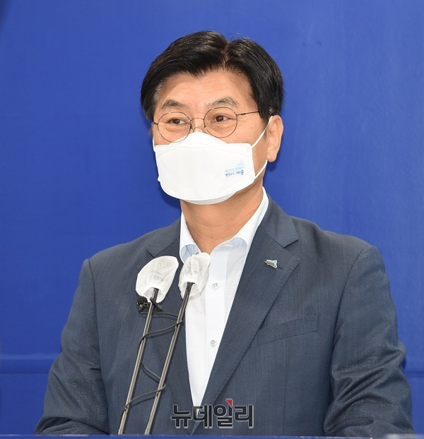 ▲ 이춘희 세종시장이 19일 시청 정음실에서 시민감동특위가 추진한 5·6호 시민감동과제의 해결 방안에 대해 정례브리핑을 하고 있다.ⓒ이길표 기자