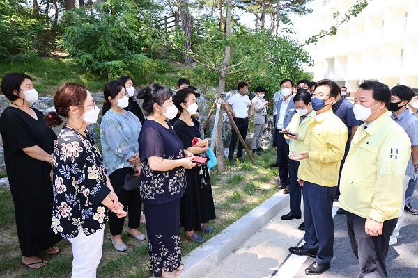 ▲ 허태정 시장이 최근 ‘대전제2생활치료센터’을 방문, 현장 점검하고 있다.ⓒ대전시