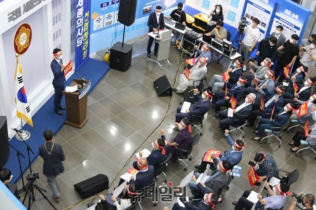 ▲ 세종시민단체들이 세종시청 1층에 마련된 국회 세종의사당 홍보관에서 국회법 개정안 처리를 촉구하고 있다.ⓒ이길표 기자