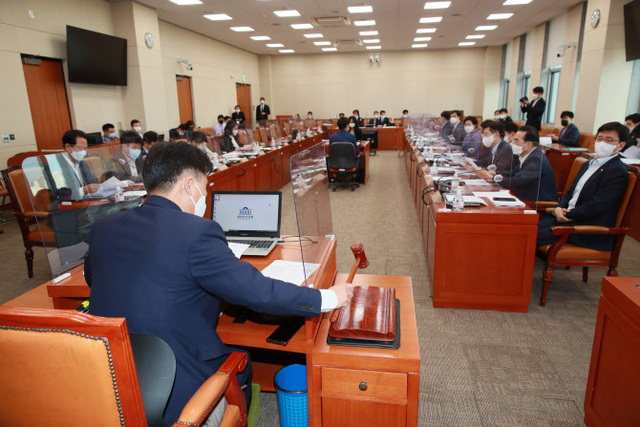 ▲ 더불어민주당 소속 김영진 조세소위원장이 19일 서울 여의도 국회에서 열린 기획재정위원회 조세소위원회에서 의사봉을 두드리고 있다.ⓒ연합뉴스