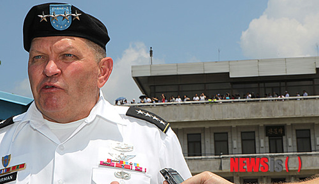 2012년 7월 판문점을 찾은 제임스 서먼 당시 주한미군 사령관 겸 한미연합사령관. ⓒ뉴시스. 무단전재 및 재배포 금지.