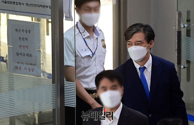 ▲ '자녀 입시비리 및 사모펀드 등' 혐의로 기소된 조국 전 법무부 장관이 지난 7월23일 오후 서울 서초구 서울중앙지법에서 열린 재판에 입장하고 있다.ⓒ정상윤 기자