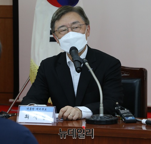 ▲ 최재형 국민의힘 대선 예비후보가 지난 7일 오후 경북 경주시 양남면 월성원자력홍보관을 방문해 김병기 원자력국민연대 공동의장을 만나 원자력 상징인 배지 수여식을 갖고 있다.ⓒ최재형 캠프