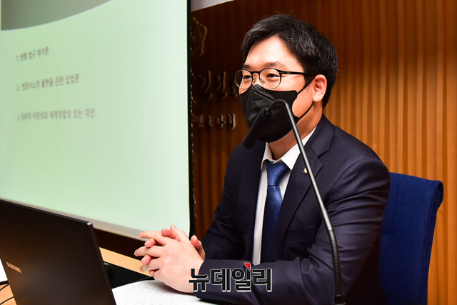 ▲ 김정욱 서울지방변호사회 회장이 19일 오전 서울 서초구 서울지방변호사회관에서 열린 '변호사소개 플랫폼 관련 법령 해석, 입법 방향성 및 대안에 대한 언론설명회'에 참석해 발언하고 있다. ⓒ강민석 기자