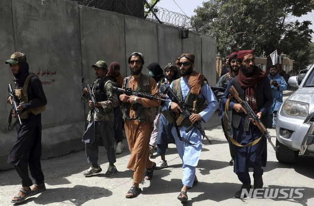 ▲ 순찰을 한다며 총을 들고 카불 시내를 돌아다니는 탈레반 조직원들. ⓒ뉴시스 AP. 무단전재 및 재배포 금지.