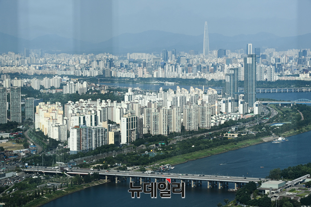 ▲ 서울 여의도 63스퀘어에서 바라본 서울 한강변 아파트의 모습. ⓒ강민석