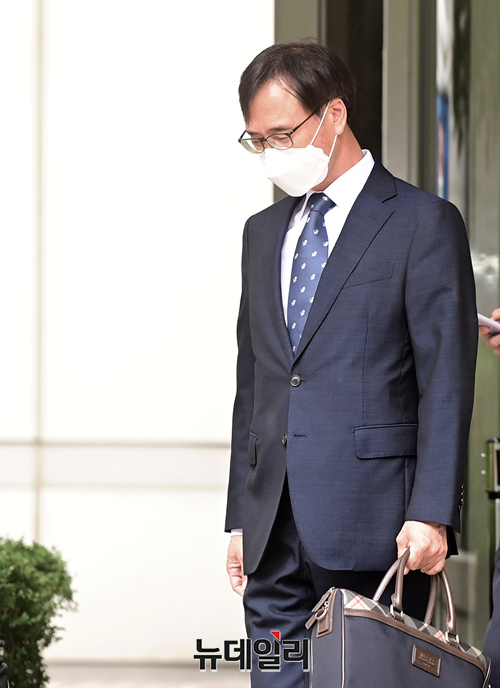 ▲ 정진웅 울산지검 차장검사가 지난 12일 오후 서울 서초구 서울중앙지법에서 열린 선고 공판 직후 법원을 나서고 있다. ⓒ정상윤 기자