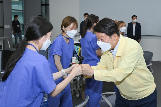 ▲ 권영진 대구시장은 19일 오후 3시 대구시 자체 2호 생활치료센터인 경주 현대자동차연수원을 방문해 협력병원인 파티마병원 의료진을 격려했다.ⓒ대구시