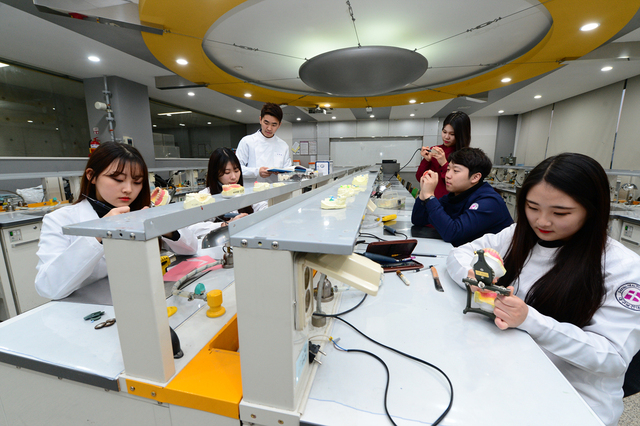 ▲ 대구보건대 치기공과는 국내와 국외에서 많은 졸업생이 치과기공분야에 진출해 활동하고 있고 지금까지 졸업생 9000여 명을 배출했다. 이들은 미국, 독일 등 선진국은 물론 베트남, 인도네시아 등 동남아까지 전 세계적으로 졸업생들이 진출해 글로벌한 네트워크를 구축하고 있다.ⓒ대구보건대