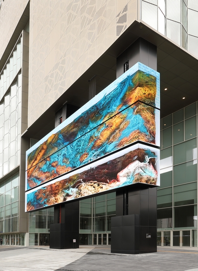 ▲ 롯데백화점은 20일 문을 연 동탄점에 다양한 체험형 콘텐츠와 오프라인에서만 즐길 수 있는 예술적 요소를 극대화했다. 백화점 전체를 하나의 ‘갤러리’처럼 느낄 수 있도록 동선마다 100개가 넘는 작품들을 곳곳에서 만날 수 있다. ⓒ롯데쇼핑