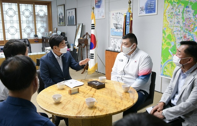 ▲ 이춘희 세종시장애인체육회장은 지난 19일 시장실에서 유도 최광근 선수와 원재연 감독을 만나 시민들의 격려와 응원 메시지를 전달하고 있다.ⓒ세종시