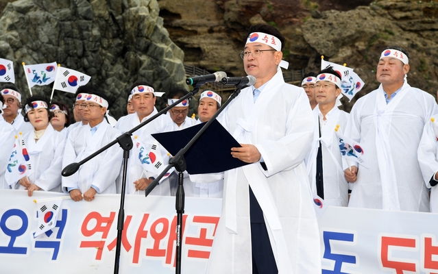 ▲ 이철우 경상북도지사는 지난 17일 일본 외무성이 보도자료를 통해 “한국 국회의원이 일본고유의 영토에 상륙했다”며 이에 대해 재발방지를 요구한데 대해 강력 항의 성명서를 발표했다. 사진은 지난 2019년  6월 독도에서 열린 독도수회결의대회 장면.ⓒ경북도