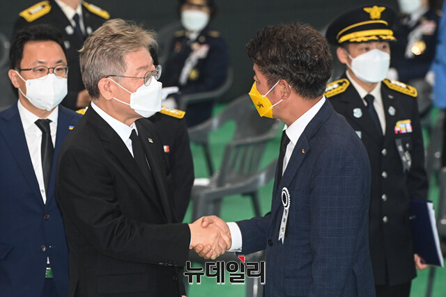 ▲ 지난 6월 21일 고(故) 김동식 소방 구조대장 영결식에 참석한 이재명 경기도지사의 모습. ⓒ강민석 기자