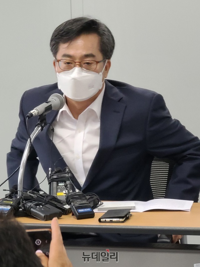 ▲ 김동연 전 경제부총리가 20일 충북 음성에서 20대 대통령 출마를 선언했다. 김 전 부총리가 대선 출마와 관련해 음성행정복지센터에서 기자간담회를 갖기 위해 자리에 앉고 있다.ⓒ김정원 기자