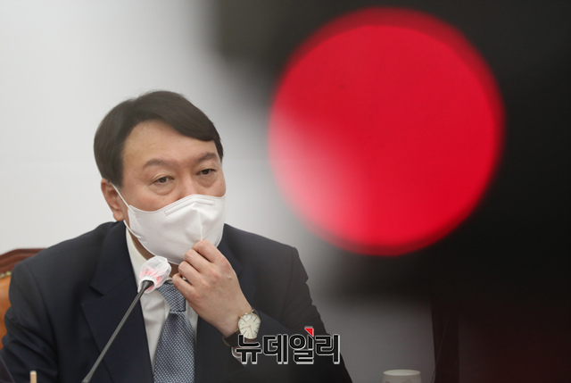 ▲ 윤석열 국민의힘 대선 예비후보가 지난 11일 오전 국회에서 열린 '더 큰 국민의힘 재선의원 간담회'에서 모두발언을 하고 있다.ⓒ이종현 기자