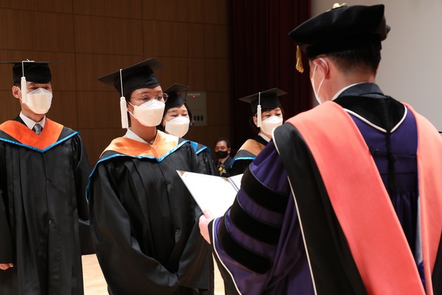 ▲ 금오공과대학교(총장 이상철)가 8월 20일 본관 대강당에서 ‘2020학년도 후기 학위수여식’을 가졌다. 사진은 석사학위 졸업증서 수여장면.ⓒ금오공대