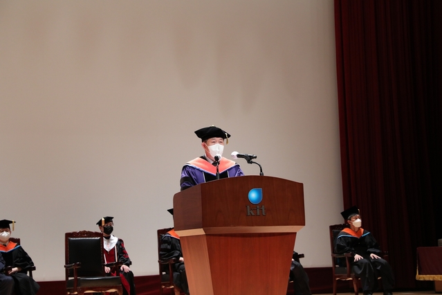 ▲ 이상철 총장은 수여식에서 “어려운 상황 속에서도 소정의 학업을 마치고 영광스러운 졸업을 맞이한 졸업생들에게 진심으로 축하의 마음을 전한다”고 말했다.ⓒ금오공대