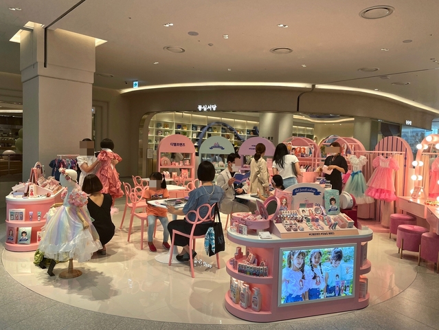 ▲ 오픈 전부터 경기도의 새로운 랜드마크로 기대를 모았던 롯데백화점 동탄점이 20일 베일을 벗었다. 백화점 곳곳에는 유모차를 밀고 온 3040대 부부를 어렵지 않게 볼 수 있었다. 평일 오전이었음에도 입구부터 사람들로 북적였다. ⓒ한지명 기자