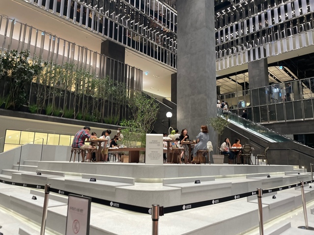 ▲ 장난감이나 옷을 판매하는 상업공간 뿐 아니라 대규모의 키즈카페는 물론이고, 이유식을 집적 제조할 수 있는 이유식 카페 등이 자리잡았다. 백화점 한층에서 아이는 아이대로, 엄마는 엄마대로 시간을 보낼 수 있는 셈이다.ⓒ한지명 기자