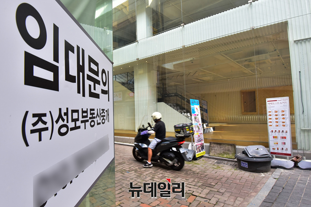 ▲ 수도권 4단계 거리두기가 재연장 된 9일 오후 서울 중구 명동거리 한 상가에 임대 안내문이 부착돼 있다. ⓒ강민석 기자