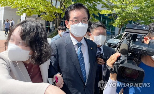 ▲ 4·15 총선 때 회계 부정 등을 저지른 혐의로 당선무효형을 선고받은 더불어민주당 정정순(청주 상당) 국회의원이 20일 오전 법원을 빠져나가고 있다. ⓒ연합뉴스