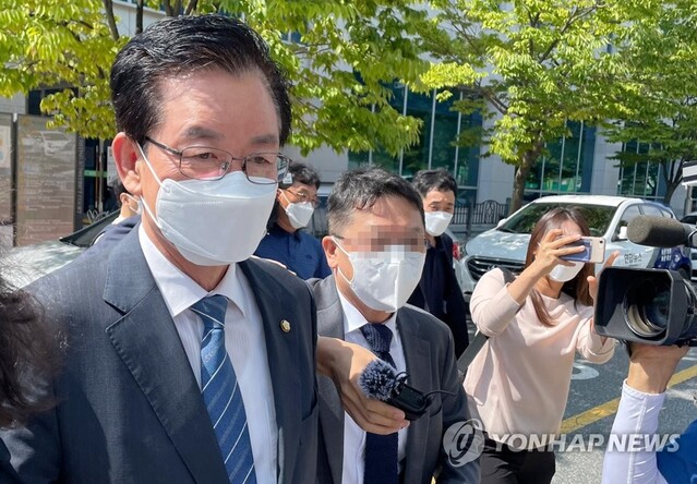 ▲ 4·15 총선 때 회계 부정 등을 저지른 혐의로 당선무효형을 선고받은 더불어민주당 정정순(청주 상당) 국회의원이 20일 오전 법원을 빠져나가고 있다. ⓒ연합뉴스