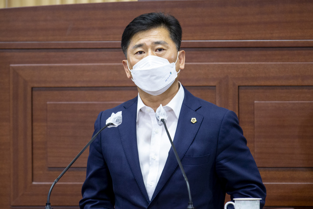 ▲ 김대일 의원(국민의힘, 안동)은 20일 제325회 임시회 제1차 본회의 도정질문에 나서 국지도 79호선 노선확장 및 선형개량, 지역 특화 문화콘텐츠 활용 관광 활성화 등 문제를 지적하고 대책 마련을 촉구했다.ⓒ경북도의회