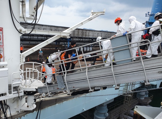 ▲ 충남소방본부 소속 119구급대 소방대원들이 가스 누출로 사고를 당한 근로자들을 선박에서 구조한 뒤 병원으로 이송하고 있다.ⓒ충남소방본부