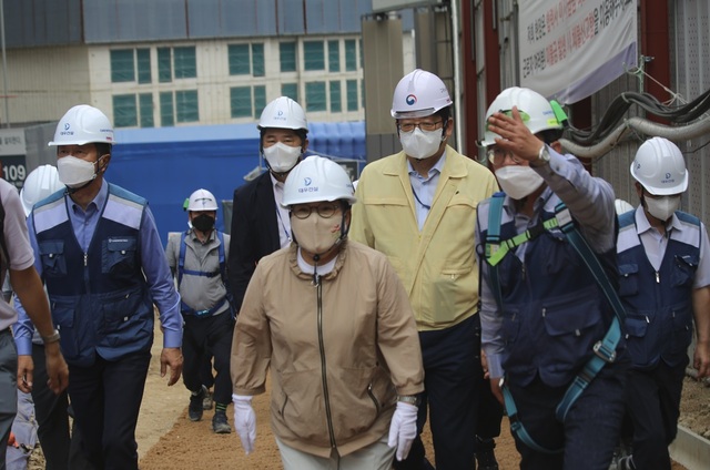 ▲ 지난 20일 서울 서대문구 홍제동 무악재역 인근에 위치한 공사현장을 방문한 국민의힘 임이자 의원과 고용노동부 관계자들이 현장을 점검하고 있다. 이날 본지 사진부 취재진이 자가격리에 들어간 가운데, 사진촬영은 임이자 의원실 협조를 받았다. ⓒ임이자 의원실 제공