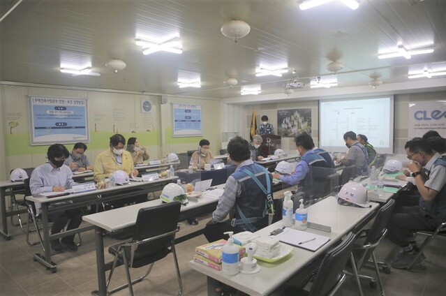 ▲ 지난 20일 서울 서대문구 홍제동 무악재역 인근에 위치한 공사현장을 방문한 국민의힘 임이자 의원과 고용노동부 관계자들이 현장 점검 후 현장 관계자들과 간담회를 갖고있다.ⓒ임이자 의원실 제공