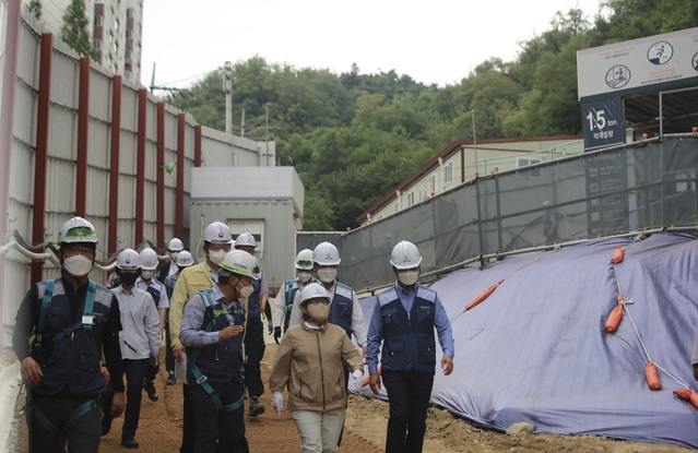 ▲ 임이자 의원과 고용노동부 관계자들이 현장을 둘러보고 있다. ⓒ임이자 의원실 제공