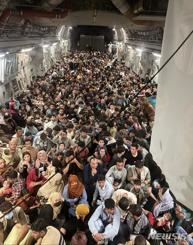 ▲ 탈레반이 아프간 수도 카불 도심에 무혈 입성한 15일 밤 민항기 운항이 중단된 카불 하미드카르자이 국제공항에 탈레반 치하의 아프간을 탈주하려는 사람들이 공항으로 몰려와 마침 문이 열려진 미군 C-17 수송기 안으로 무작정 진입해 자리를 잡았다. 수송대상도 아니고 보안검사를 거치지 않은 민간인들이 대부분이었고 탑승인원이 수용한도를 넘어서는 640명에 달했다. 수송기 조종사들은 이들을 내리게 강제하는 대신 그대로 싣고 카타르 미군기지까지 날아갔다. 미공군 제공 사진. ⓒAP/뉴시스