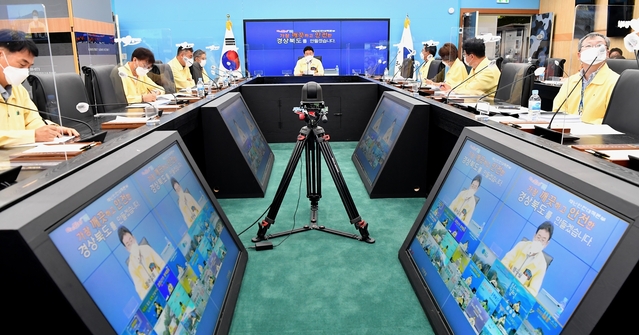 ▲ 경북도는 22일 이철우 도지사 주재로 시장․군수, 의료원장(3곳), 경북 감염병관리지원단장이 참석한 가운데 코로나19 확산차단을 위한‘긴급 방역대책 영상회의’를 열었다.ⓒ경북도