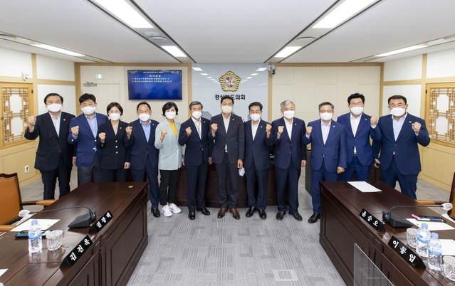 ▲ 경상북도의회 예산결산특별위원회는 20일 15명의 예결위원 구성을 완료하고, 제1차 예결특위 회의를 열어 제11대 후반기 제2기 예결특위 위원장에  최병준 의원(경주, 재선), 부위원장에 정근수 의원(구미, 초선)을 선출했다.ⓒ경북도의회