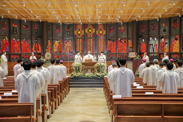 ▲ 김종수 천주교 대전교구장 서리 집전으로 김대건 신부 탄생 200주년 기념 감사미사가 지난 21일 솔뫼성지에서 열렸다.ⓒ당진시