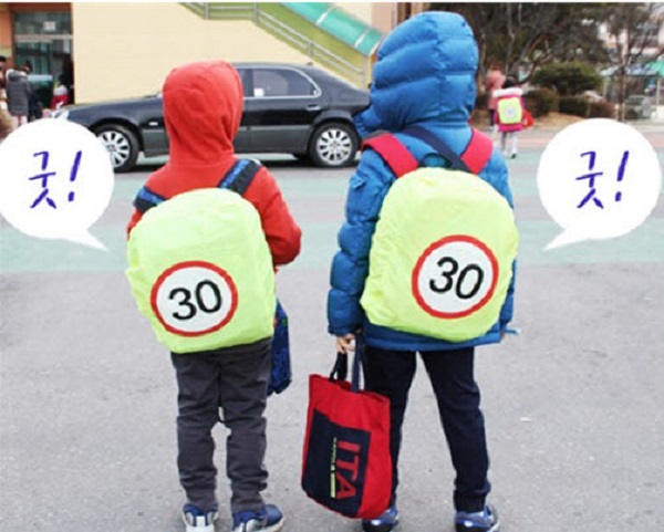 ▲ 대전 서구청지 제작한 교통안전 가방 덮게 샘플.ⓒ대전 서구