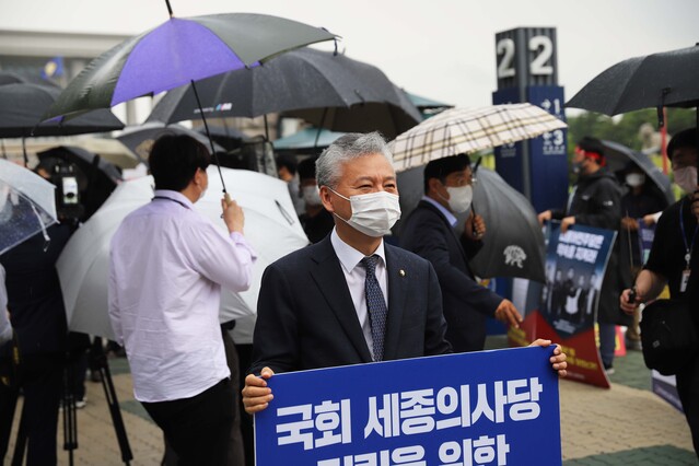 ▲ 홍성국 의원이 최근 국회 앞에서 국회법 개정안 처리를 촉구하는 1인 시위를 하고 있다.ⓒ의원 사무실