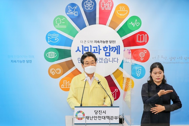 ▲ 김홍장 당진시장이 23일 시청에서 오는 25일 민주노총 전국금속노조가 현대제철 당진제철소에서 대규모 집회와 관련해 철회를 요청하는 브리핑을 하고 있다. ⓒ당진시