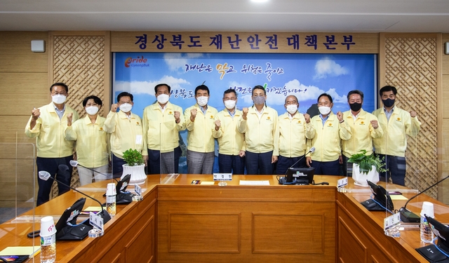 ▲ 경북도의회 건설소방위원회(위원장 박정현, 고령)는 북상하고 있는 제12호 태풍 ‘오마이스’ 대응 태풍대비 상황 점검과 비상근무자 격려를 위해 23일 경상북도 재난상황실을 긴급 방문했다.ⓒ경북도의회