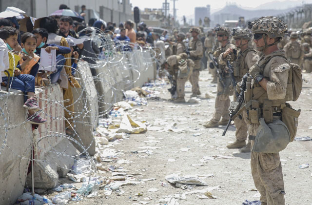 ▲ 아프가니스탄 카불국제공항에 철조망을 치고 지키고 있는 미군. 미국이 해외로 실어나르는 아프간 난민은 특별이민비자(SIV) 발급 대상자, 즉 탈레반과의 전투 때 미국을 도와준 사람들뿐이다. ⓒ뉴시스 AP. 무단전재 및 재배포 금지.