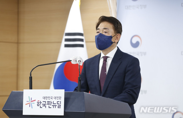 ▲ 김태응 국민권익위원회 부동산거래특별조사단장(상임위원)이 23일 서울 종로구 정부서울청사에서 열린 국민의힘, 비교섭단체 5당 소속 국회의원 등 부동산거래 전수조사 결과를 브리핑하고 있다.ⓒ뉴시스(사진=공동취재단)