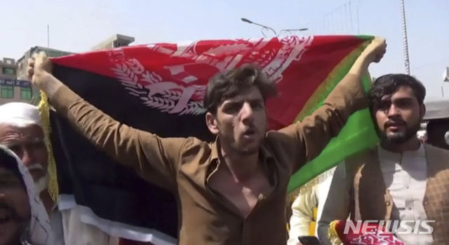 ▲ 지난 18일 잘랄라바드에서 한 남성이 아프간 국기를 손에 들고 반탈레반 시위에서 행진하고 있다. 현재 아프간에서 이런 행동은 목숨을 건 것이나 마찬가지다. ⓒ뉴시스 AP. 무단전재 및 재배포 금지.