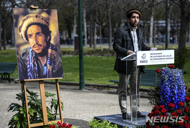 ▲ 부친 아흐마드 샤 마수드(왼쪽 영정사진)의 추모행사를 주재하는 아흐마드 마수드. ⓒ뉴시스 AP. 무단전재 및 재배포 금지.